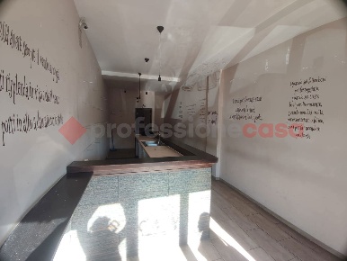 Foto Negozio in Dell'Epomeo, Napoli Soccavo di 60 m² con 2 locali