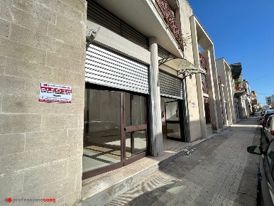 Foto Negozio in Via Mafalda di Salvoia 65, Grottaglie di 100 m² in vendita