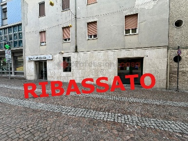 Foto Negozio in Via PIAVE 3, Osio Sotto di 75 m² con 1 locali in vendita