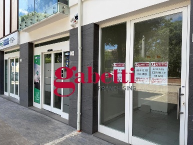Foto Negozio in Piazza Caduti di Nassirya 42, Marcianise di 33 m²