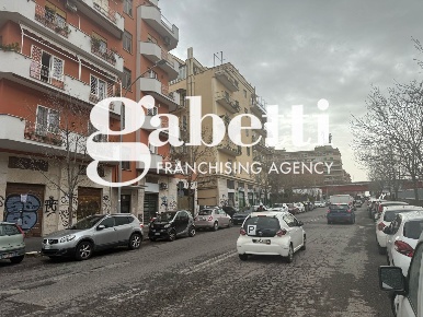 Foto Negozio in ETTORE FIERAMOSCA, Roma Casal Bertone di 46 m² in affitto