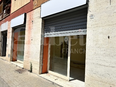 Foto Negozio in Via Gregorio Antonelli 12, Terracina di 70 m² con 2 locali