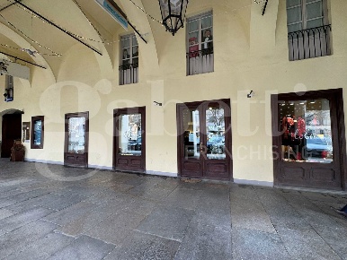Foto Negozio in Piazza Luigi Barbieri 25, Pinerolo Centro di 110 m²