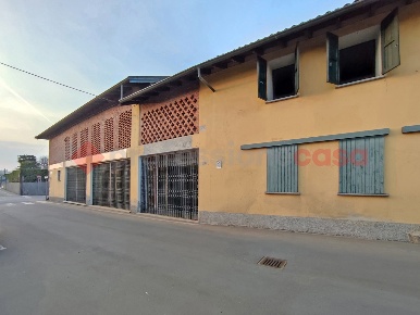 Foto Negozio in sempione, Varallo Pombia Centro di 205 m² con 2 locali