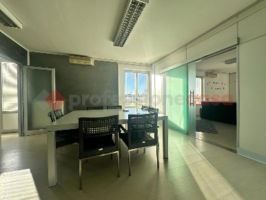 Foto Negozio in Pietro Gobetti, Arezzo Pescaiola di 160 m² con 6 locali