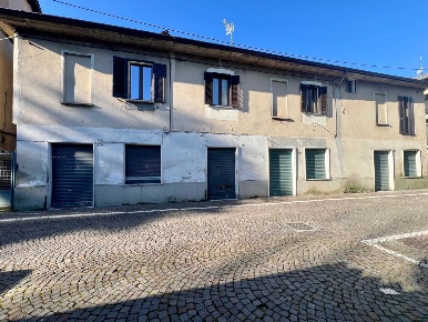 Foto Negozio in Via Monte Grappa 13, Carugo Centro di 66 m² con 2 locali