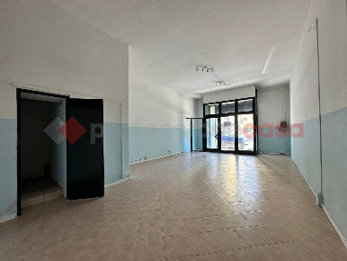 Foto Negozio in Marco Perennio, Arezzo Via Marco Perennio di 92 m²