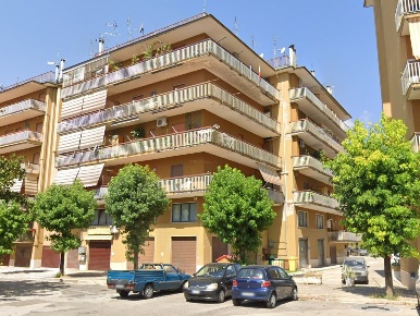 Foto Negozio in Via Buonarroti 1, Cassino Centro di 150 m² con 2 locali