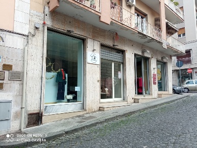 Foto Negozio in Via Pasquali 21, Benevento Centro Storico di 50 m²
