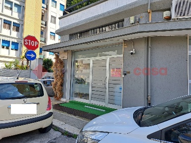 Foto Negozio in Via Papa Bonifacio 45, Bari Picone di 70 m² con 2 locali