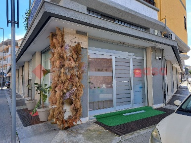Foto Negozio in Via Papa Bonifacio 45, Bari Picone di 70 m² con 2 locali