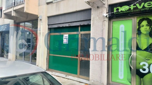 Foto Negozio in Via Garibaldi 130, Messina Centro Storico di 70 m²