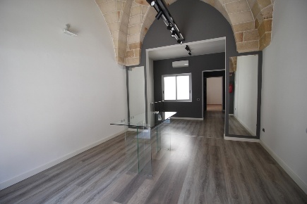 Foto Negozio in Via Roma 47 A, Manduria Centro di 78 m² con 2 locali