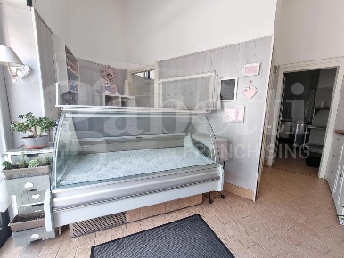 Foto Negozio in Via Corti 6, Lecco Pescarenico di 80 m² con 3 locali