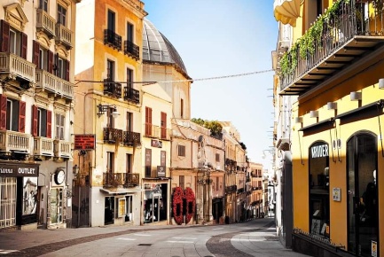 Foto Negozio in Via Giuseppe Manno snc, Cagliari Marina di 200 m²