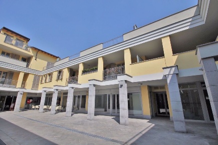 Foto Negozio in Piazza maggiolini 29, Parabiago Centro di 143 m² in vendita