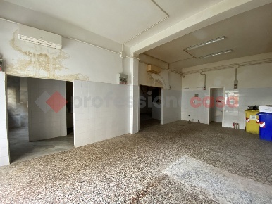 Foto Negozio a Livorno Shangai di 80 m² con 3 locali in affitto