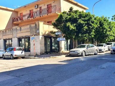 Foto Negozio in Viale della Regione 23/A, Partinico di 467 m² con 11 locali