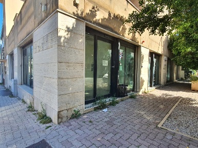 Foto Negozio in Viale della Regione 23/A, Partinico di 467 m² con 11 locali