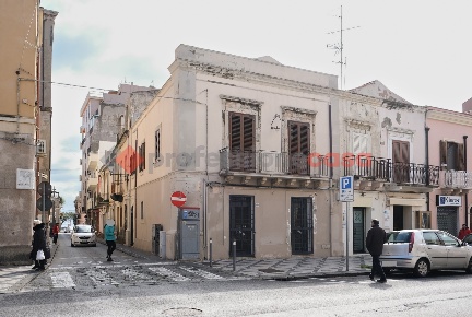 Foto Negozio in Via Umberto I 152-154, Milazzo Centro di 55 m² con 2 locali