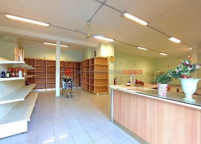 Foto Negozio in Via Meucci 48, Aprilia Centro di 120 m² con 1 locali