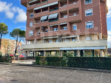 Foto Negozio in Via SANDRO PERTINI 139, Bastia Umbra Bastia di 243 m²