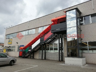 Foto Negozio in oleggio castello, Arona Centro di 400 m² con 8 locali