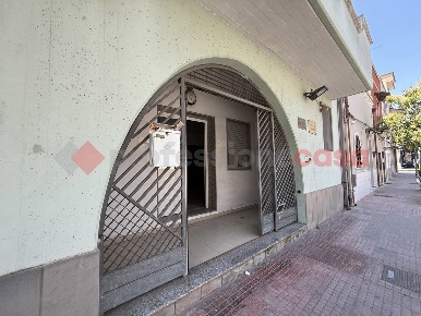 Foto Negozio in Via ROMA 93, Pulsano Centro di 90 m² con 4 locali