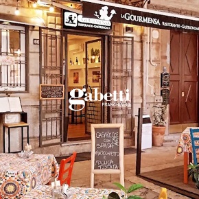 Foto Negozio in Via Pignatelli Aragona 66, Palermo di 131 m² con 7 locali