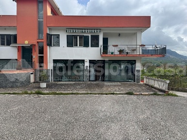 Foto Negozio in Viale 3 Marzo 999, Isernia Centro di 257 m² con 2 locali