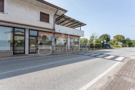 Foto Negozio in Via IV Novembre 74, Gruaro Sega Malcanton di 50 m²