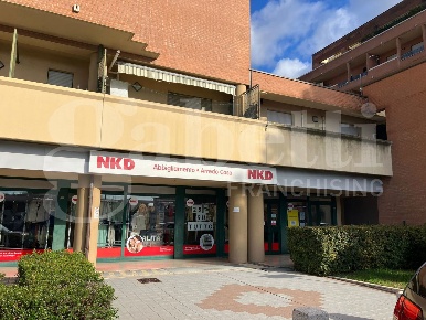 Foto Negozio in Via SANDRO PERTINI 43, Bastia Umbra Bastia di 270 m²