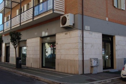 Foto Negozio in Via Marconi 15, Aprilia Centro di 115 m² in affitto