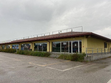 Foto Locale commerciale a Latisana Pertegada di 697 m² con 12 locali
