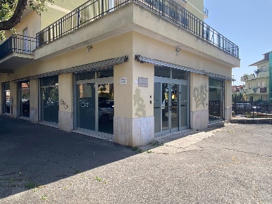Foto Negozio in Via Giuseppe Verdi 48, Aprilia Semicentro di 300 m²