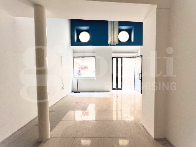 Foto Negozio in Via Bovara 15, Lecco Centro di 80 m² con 2 locali