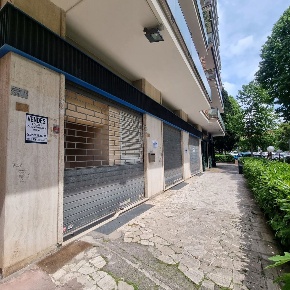 Foto Negozio in Via GIUSEPPE DI VITTORIO 23, Aprilia Centro di 119 m²
