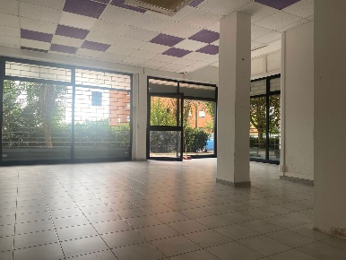 Foto Negozio in Via Inghilterra 88, Aprilia Inghilterra - Zona 167 di 70 m²