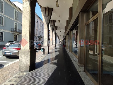 Foto Negozio in liberazione, Arona Centro di 65 m² con 2 locali in vendita