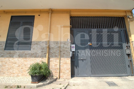 Foto Laboratorio in Via Ferone 6, Arzano di 57 m² con 2 locali in affitto