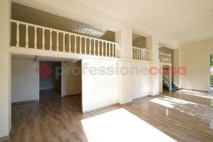 Foto Negozio in Viale Dante 78, Cassino Centro di 130 m² con 3 locali