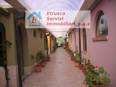 Foto Locale commerciale a Piombino di 2300 m² con 11 locali in vendita