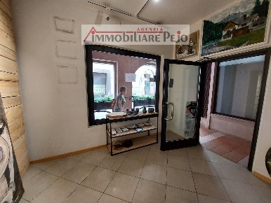 Foto Locale commerciale in VIA Brescia 15, Malé Centro di 65 m² in vendita