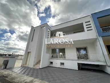 Foto Attività commerciale a Melendugno Centro di 408 m² con 11 locali