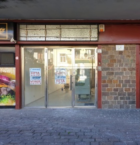 Foto Locale commerciale a Mercato San Severino Centro di 40 m² con 1 locali
