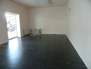 Foto Locale commerciale a Massa Centro di 90 m² con 2 locali in vendita