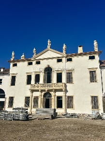 Foto Ufficio in Via Zuccola 37, Bolzano Vicentino di 803 m² con 14 locali