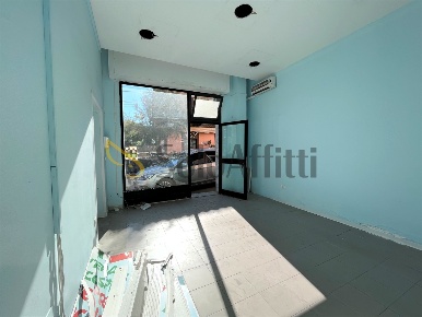 Foto Locale commerciale a Catanzaro Santa Maria di 45 m² con 2 locali