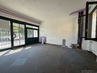 Foto Locale commerciale a Varallo Pombia Centro di 160 m² con 3 locali