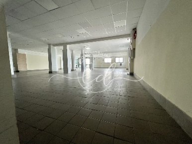 Foto Locale commerciale a Pietrasanta di 400 m² con 1 locali in affitto